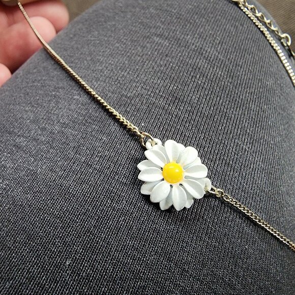 NWT Accessorize Daisy On A Chain Necklace - Picture 4 of 14